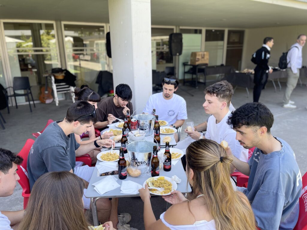 La Paellada de la Ingeniería Industrial reúne a estudiantes, profesorado y representantes del COIIAR en una jornada de convivencia 5 IMG 5102 2