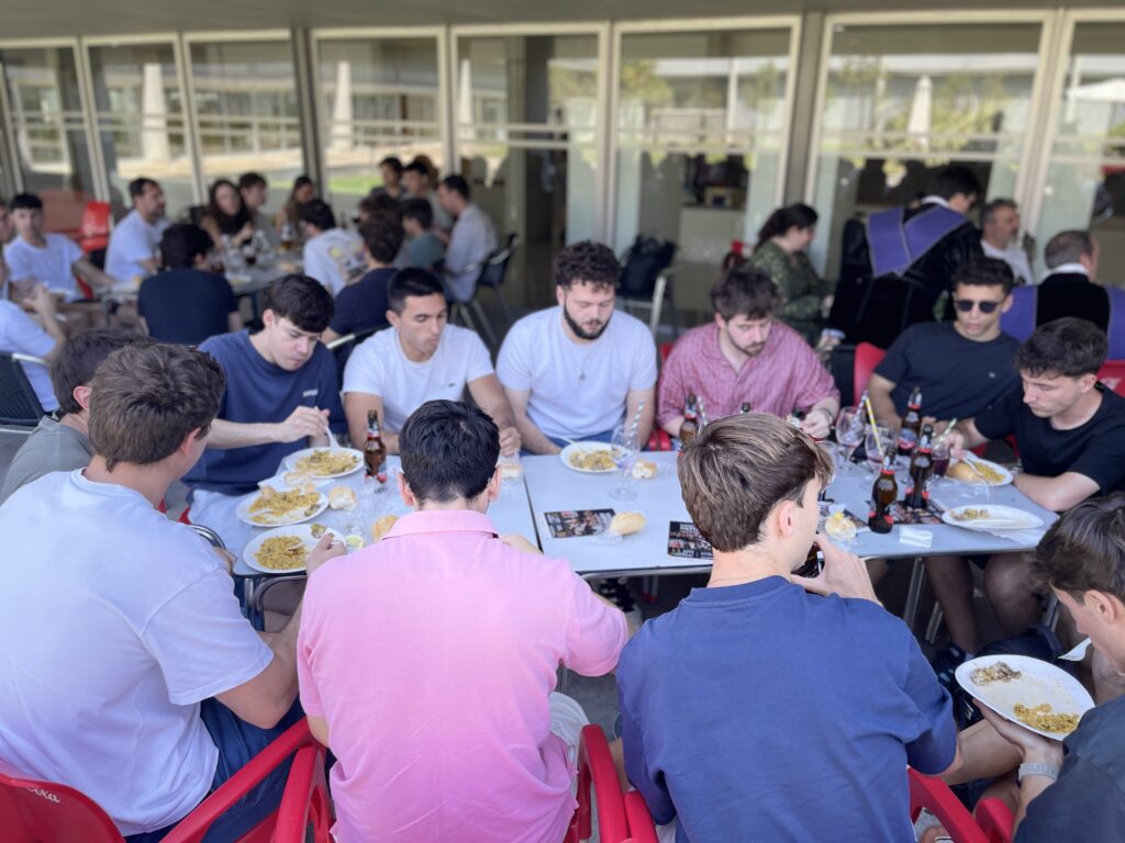 La Paellada de la Ingeniería Industrial reúne a estudiantes, profesorado y representantes del COIIAR en una jornada de convivencia 7 IMG 5104