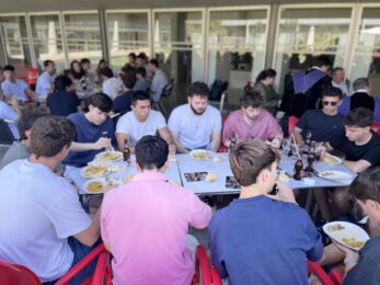 La Paellada de la Ingeniería Industrial reúne a estudiantes, profesorado y representantes del COIIAR en una jornada de convivencia