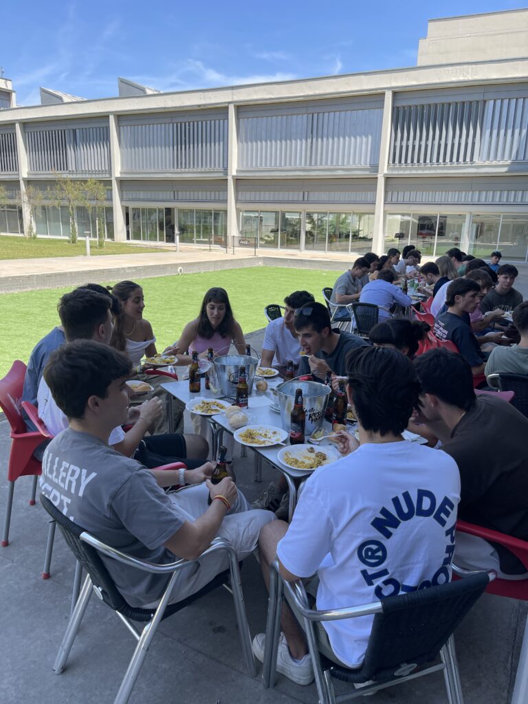 La Paellada de la Ingeniería Industrial reúne a estudiantes, profesorado y representantes del COIIAR en una jornada de convivencia 9 IMG 5111